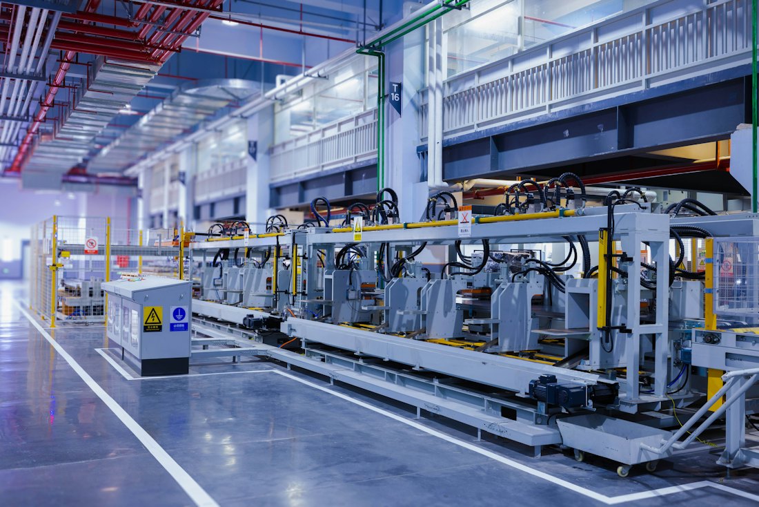 Línea industrial con maquinaria para valuación de equipo